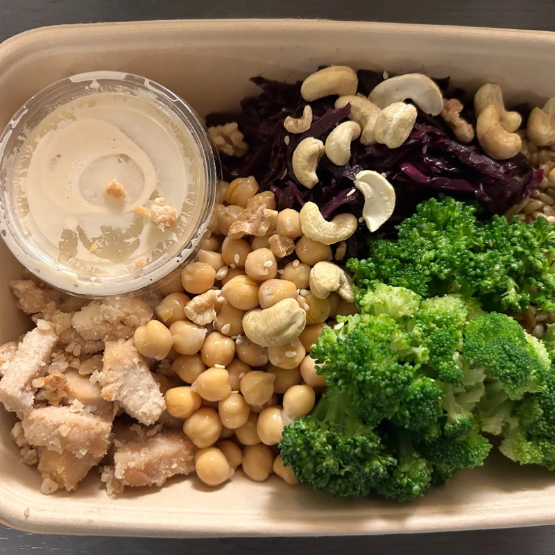 Bowl mit Grünkern | Erdnuss | Chicken
