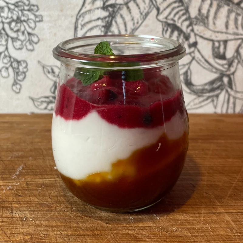 Roter Grütze mit Karamell & Kokosjoghurt in a JAR
