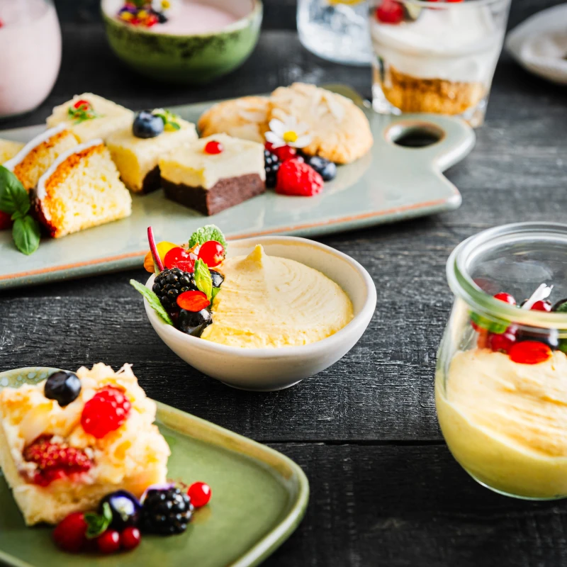 Süße Snack Platte mit Gebäck und Obst