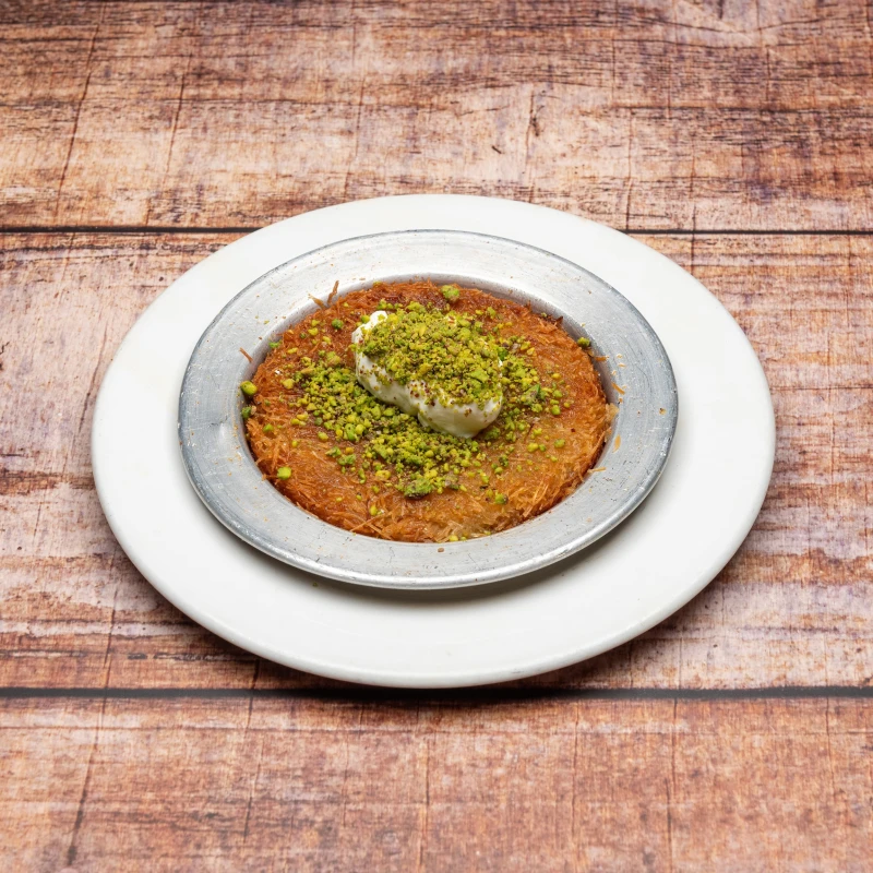Künefe - Fadenteig gebäck mit Käsefüllung in Sirup