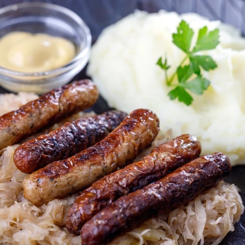 6 Nürnberger Bratwürste mit Sauerkraut und Kartoffelpüree