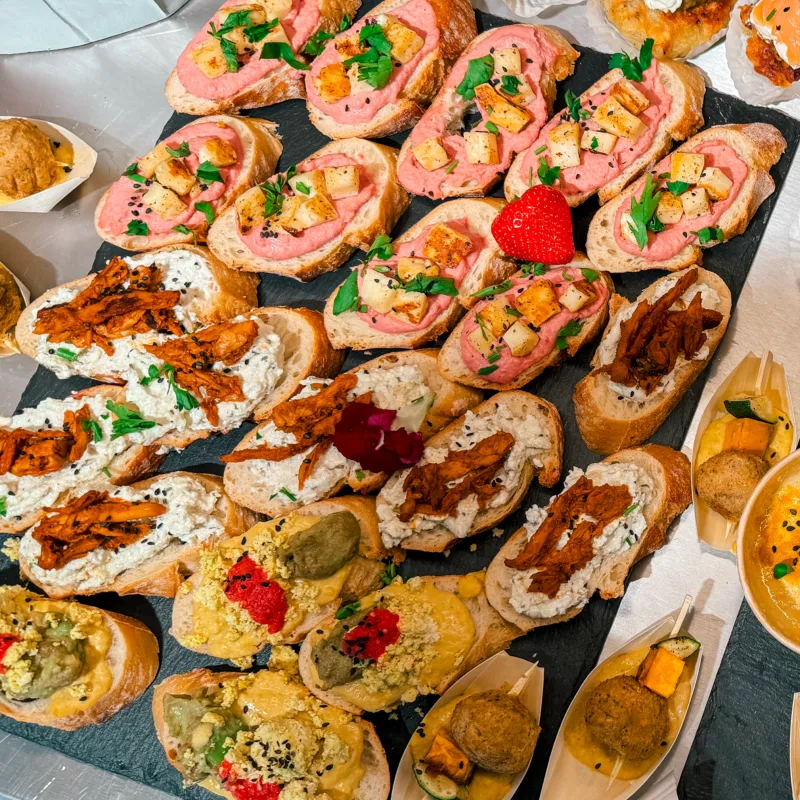 Baguette-Canapés mit Avocadocreme, gebratenen Pilzen und gebackenem Tofu