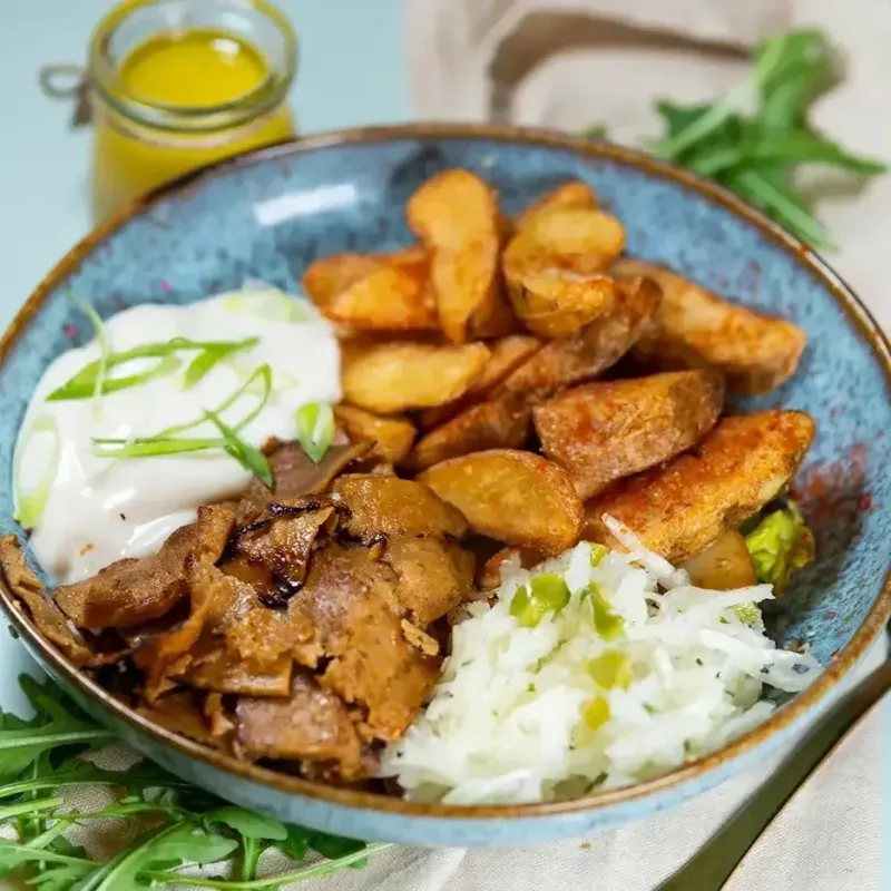 Bowle mit Blattsalat mit veganem Gyros, Sour Cream, Coleslaw und Kartoffelecken.
