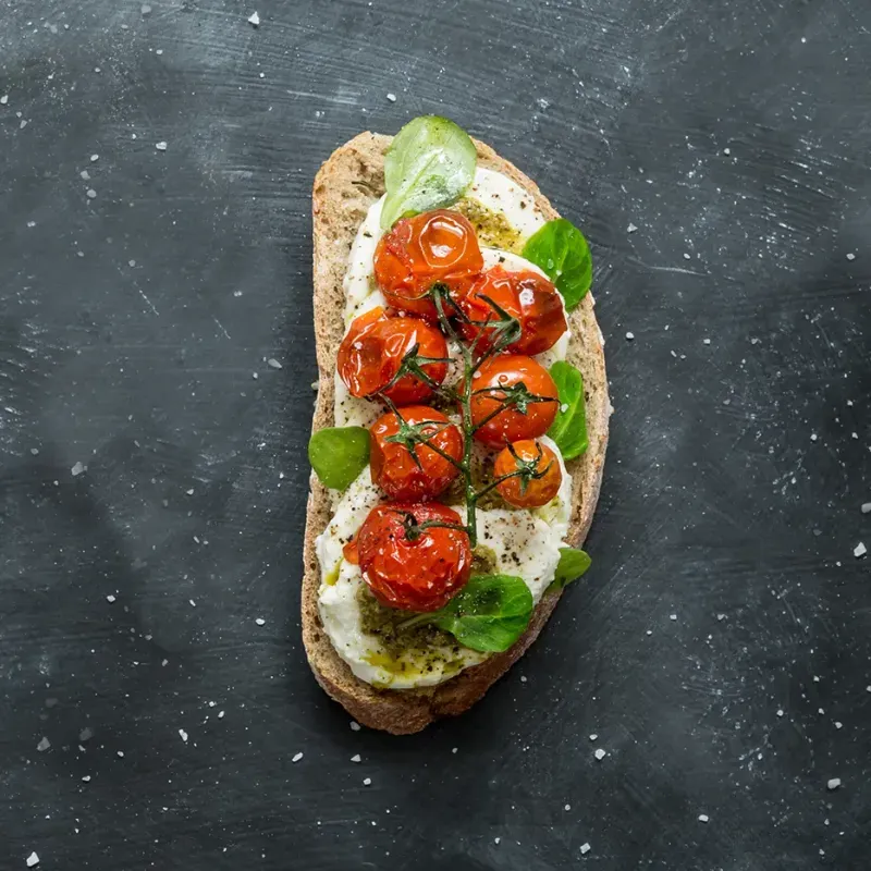 Bruschetta mit gehackte Tomaten, Oliven, Knoblauch und Kräutern, vegan. 20 Stück