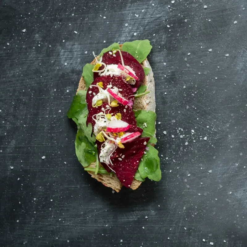 Bruschetta mit Salat, Rote Bete, Kürbiskernen, Ricotta und Radieschen. 20 Stück
