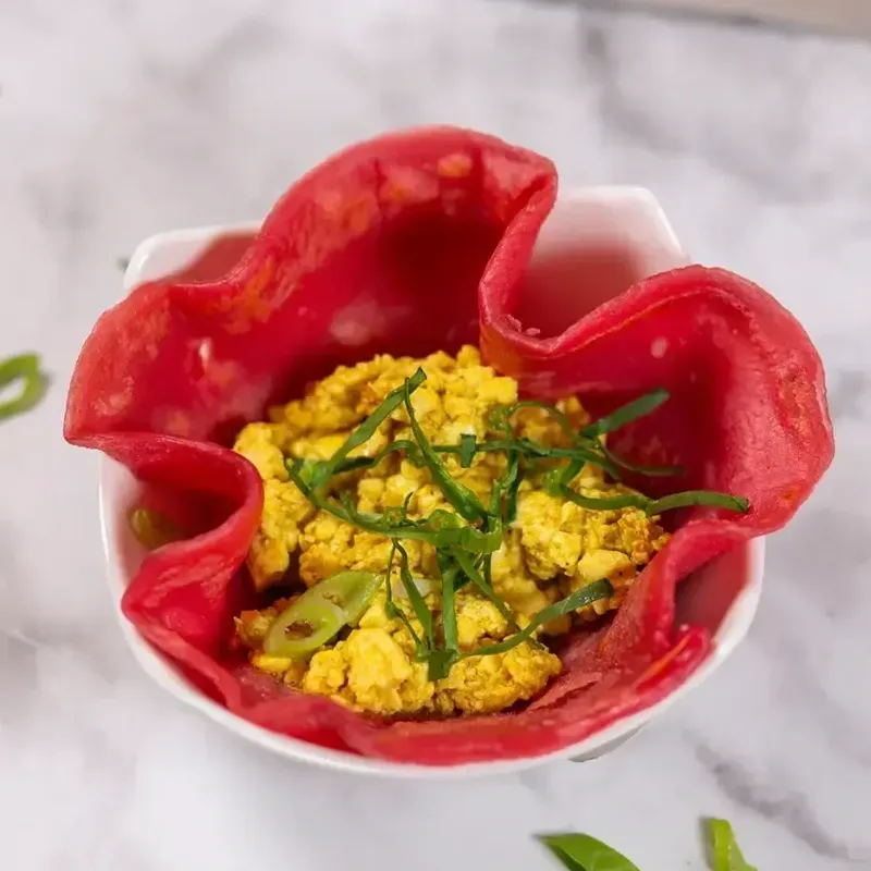 Fingerfood Tacos, pinke Soft-Shell-Taco mit Tofu und Spinat. 20 Portionen.