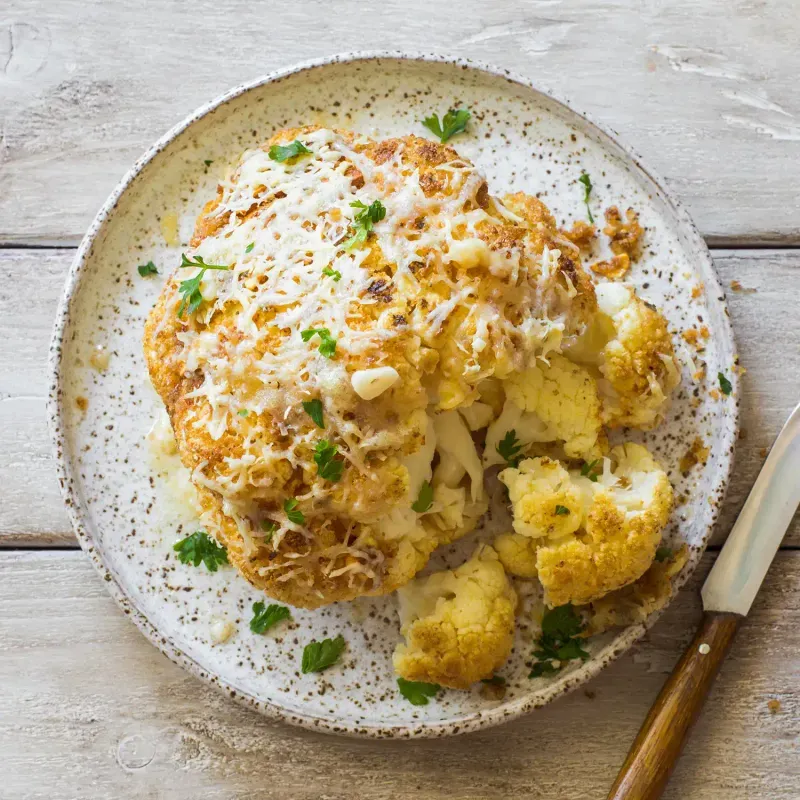 Buffet - gerösteter Blumenkohl in Mandelkruste mit Safran- und Kapernbutter