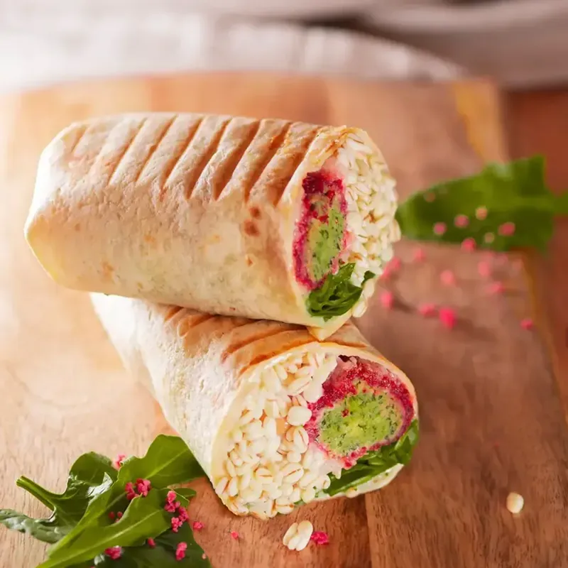 halbes Wrap mit Reis, Sour Cream, Kichererbsen, Falafel, Käse und Salat