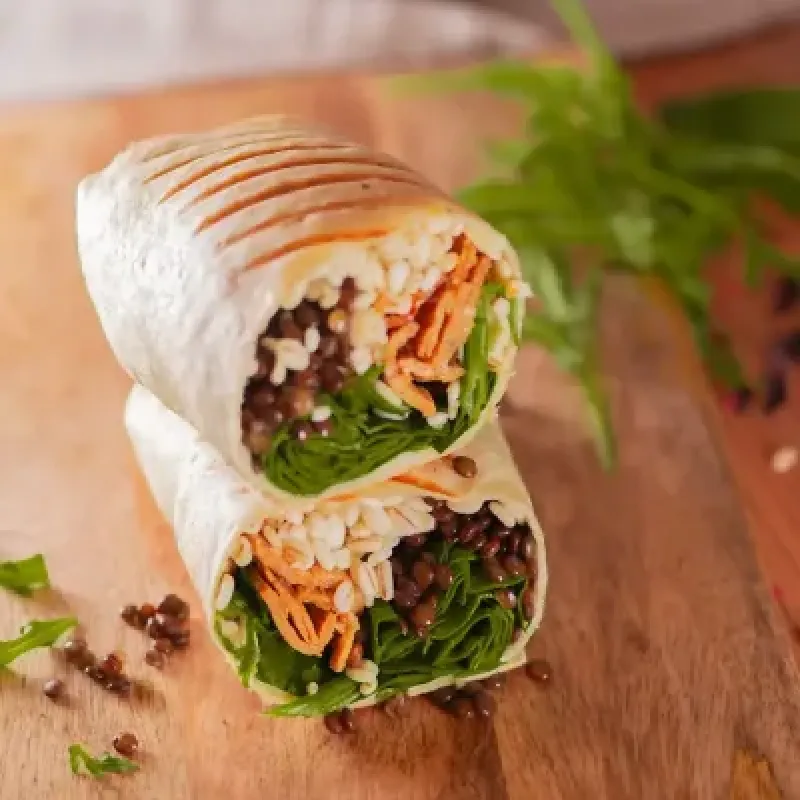 halbes Wrap mit Reis, veganem Gyros, Sour cream, Kartoffeln und Gemüse